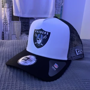 Las Vegas Raiders keps - Köpte kepsen för närmare 350kr från high5shop och har bara testat den. Keps från New era. 10/10 skick