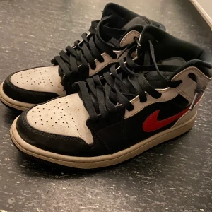 Nike air jordans 1 mid red chile  - Fins air Jordan 1 mid, i färgen red Chile. Inköpta på Restock 2021. Original. Kartong medföljer. Pris 700 kr. Strl 41