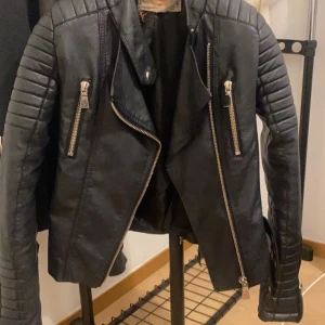 Skin jacka - Säljer denna skin jacka i storlek 38 då den ej kommer komma till någon användning.  Använt den en vår och lite under höst.  Pris kan diskuteras