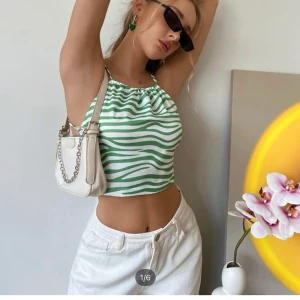 Vit/Grön topp - Säljer denna grön/vita topp från shein i storlek Xs aldrig andvänd utan endast testad. Fin kvalite skriv privat för fler bilder 