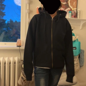 Flis  - En stor flis som håller värmen bra. På ryggen står det ”danslinjen house of shapes.