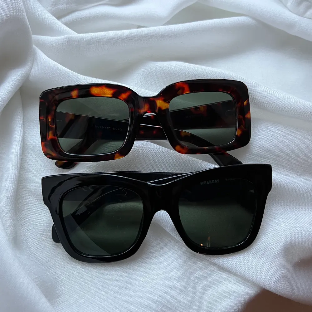 Superfina solglasögon från weekday (svart) och Gina (brun). Org pris på weekday 400kr ca och Gina ca 200kr. Använda ca 1-2 gånger jättefint skick. 🤎🖤obs båda glasögon ingår. Accessoarer.
