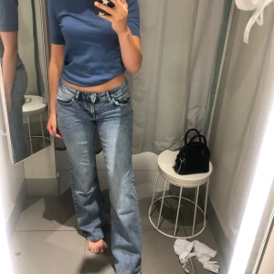 Hm low waist flare jeans - Säljer de lågmidjade flare jeansen från hm som är slutsålda i väldigt många stl, bland annat 36. Nyskick! Möts upp eller fraktar spårbart. ❤️den första bilden är exakt samma jeans jag har fast en smått mörkare färg. 