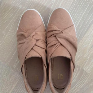 Rosa damskor - Rosa damskor i använt men fint skick. Storlek 38. 