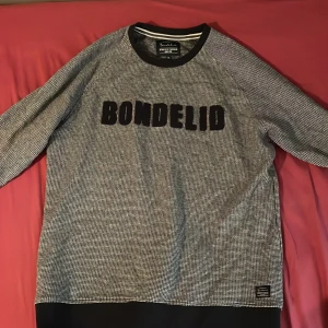 Bondelid tröja - Storlek Xl, köpte denna för att jag ville ha en overzised tröja men det visade sig att jag tröttna på designen, använd 3 gånger