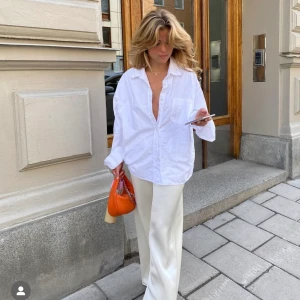 Breezy shirt - Säljer min perfekta skjorta från Djerf Avenue som jag köpte på tradera och inte använt någon gång, så den är i nyskick🧡 Stl s men oversize🌷