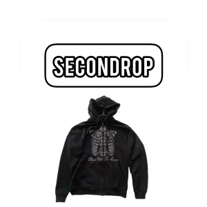 Rhine Stone Hoodies - - Skick: 9.5/10 - Size: M - Pris: 399:- - Ordinarie pris: 849:- - Intresserad? Hör av dig på DM!💌 - Vi erbjuder en trygg handel🙏🏽  #secondrop 