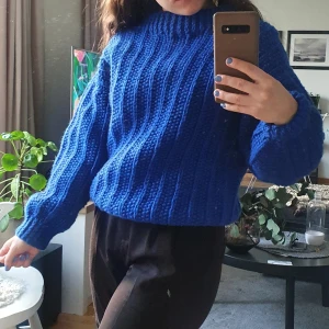 Blå stickad tröja  - En stickad, varm tröja i världens finaste färg! 🦋  Perfekt till kalla höstdagar, i nyskick utan något att anmärka på  Lappen är tyvärr bortklippt, skulle gissa på en storlek S-M men kan även passa mindre om man vill ha mer oversize fit. 