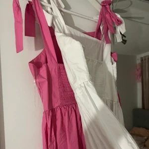  klänningar - Två helt oanvända klänningar. Skriv vid vid intresse.