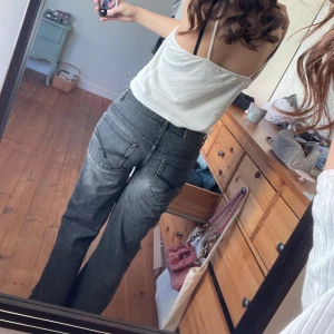 lågmidjade jeans - Jättefina jeans från flash som jag sytt ner till lågmidjade. Innerbenslängden är 86cm och midjan ca 83💕