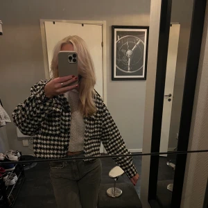 Höstjacka - Rutig höstjacka från hm. Fickor därframm med svarta knappar. Jättefint och mjukt material💓