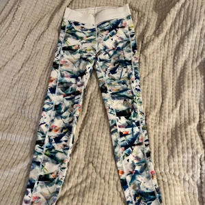 Träningsbyxa från SOC - Använd till å från men som nya, aningen långa i benen men gåratt vika upp om man så vill annars superfina