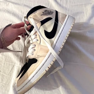 Jordan 1s mid - Jordan 1 mid i Barely Orange. Missfärgningar pga att jag hade de under konsert, vet inte om det går att fixa men annars finns det inga skador. Nypris är ca. 2000 kr!