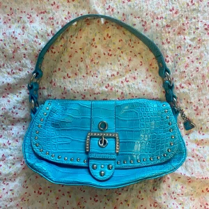 Väska - Säljer en väska. Supersöt och i bra skick, riktigt med y2k vibes. Köpare står för frakt💘