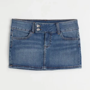 Mini denim kjol  - Populär och fin kjol från H&M, säljer då mina föräldrar uppskattar inte kort kjol 🤸‍♀️ Den är i jättebra skick, endast testade 😭✨️ Köpte för 249 kr :)! 