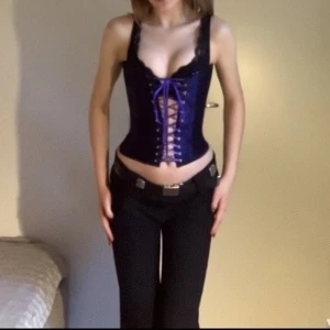 Lila korsett - Lila korsett med blommönster. Liten i storleken. Aldrig använd.💜