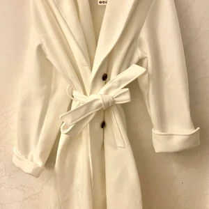 Helt ny kappa vit - Unik kappa i vit färg storlek Large aldrig använd, prislapp på. 