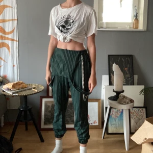 Kritstrecksrandiga hängselbyxor - Kritstrecksrandiga hängselbyxor med löstagbar kedja. De är i storlek L då jag bär de oversized. Frakt tillkommer. 💌