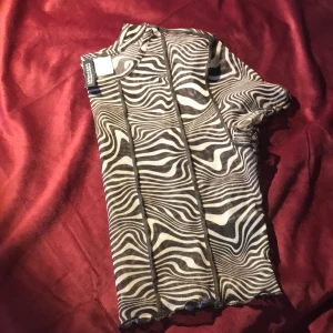 Nätt top - Hm nätt top svart och vit  S 50+frakt 