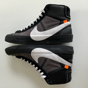 Nike Off White Blazers - Nike Off White Blazers Säljer pga att de aldrig används. St 42,5 cond 6-7/10  Köppta från mike supply.