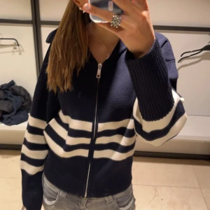 Zara tröja  - Zara stickad zip-tröja helt ny, storlek L men liten i storleken så passar mig med xs-s. 250kr 