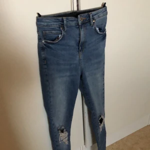 Byxor från gina tricot  - Byxor med hål i. (Färg- mörkblå) storlek 34. 