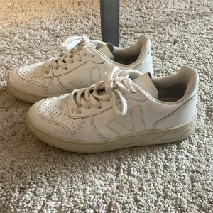 Veja sneakers  - Säljer mina stilrena veja sneakers i storlek 37, passar till allt :) sulan är lite gulnad, men annars är skorna i gott skick. 