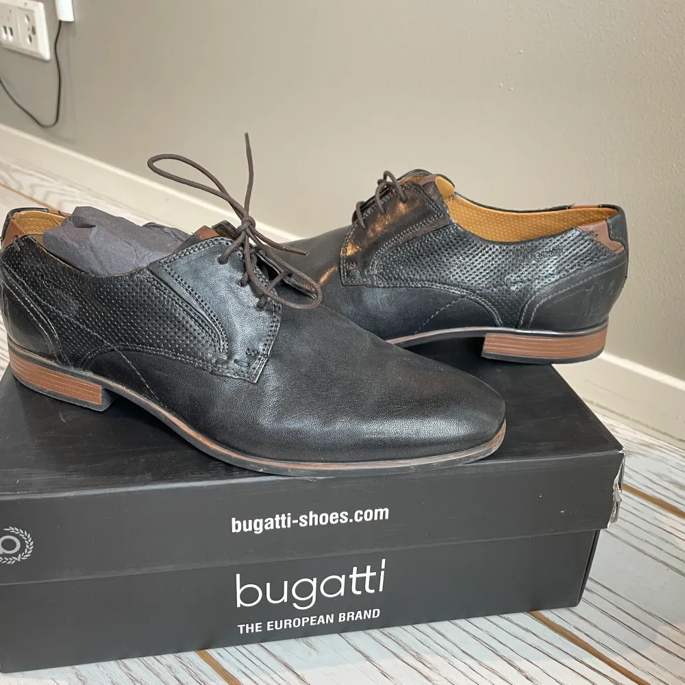 Superfina Bugatti skor i läder, storlek 42. Knappt använda, se sula.. Skor.