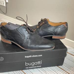 Superfina Bugatti skor i läder, storlek 42. Knappt använda, se sula.