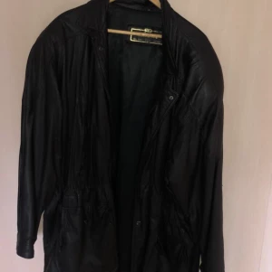 Belmondo jacket  - Belmondo jacka i storlek 56, antikvärdet är ganska stort på jackan.  Äkta skinn i svart, finns en liten reva på armen (skriv för bilder)  Lång i passformen, skulle tippa på Strl L ungefär  Sitter oversized på mig som är 176, går ovanför knäna på mig.  