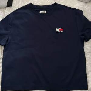 Tommy hilfiger t-shirt i croppad modell stl xxs men passar som xs och s Oanvänd och säljs för 100kr