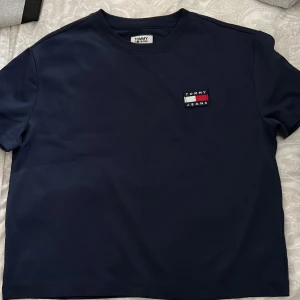 Tommy hilfiger t-shirt stl xxs - Tommy hilfiger t-shirt i croppad modell stl xxs men passar som xs och s Oanvänd och säljs för 100kr