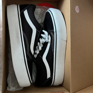 Vans stl 37 - Vans Old Skool platform storlek 37 Använda en gång Är i jätte fint skick  