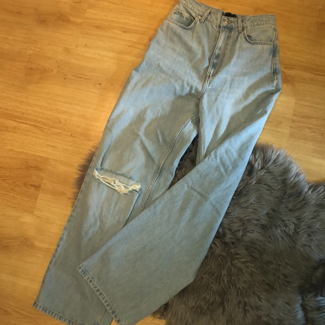 Ljusblå jeans m hål  - 90