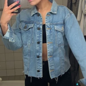 Blå jeansjacka - En blå jättefin jeansjacka i bra skick, väldigt skön, köpt på vero moda (lånade bilder)