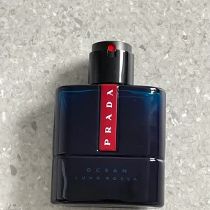 Prada parfym  - Säljer min Prada parfym för 350kr, 80% av parfymen är kvar! Nypris:769kr