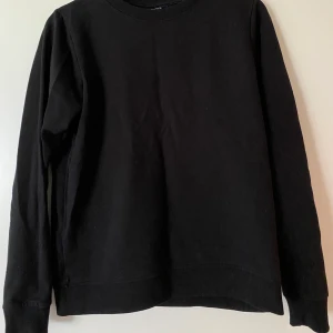 Sweatshirt  - Vanlig svart sweatshirt super snygg och skön 