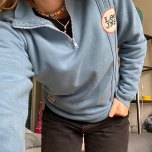 Leetröja - Coolaste vintagetröjan från LEE! Passar Xs/S!! Hör av er vid frågor🫶🏼 äkta och unik! Därav att den är lite dyrare🥰