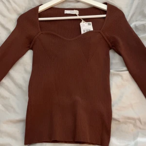 Ribbad brun tröja - En superfin ribbad brun tröja från Ming. Köptes för 25,99€ på Mango. Aldrig använd pga den passade inte mig som jag tänkt mig. Är i storlek S.  Köp helst via köp nu💕💕💕