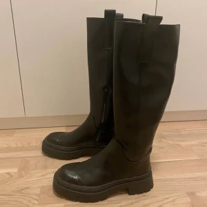 Svarta stövlar - Säljer dessa trendiga svarta knähöga stövlar från NAKD i storlek 39. Skorna är köpta för 799 och aldrig använda. Kontakta mig om du är intresserad istället för att trycka på ”köp nu”❤️ 
