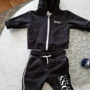 Hugo Boss kläder strl 62 - Hej säljer den svarta Hugo Boss dressen, knappt använt och kommer inte användas mer eftersom mina barn har växt ifrån dom. 