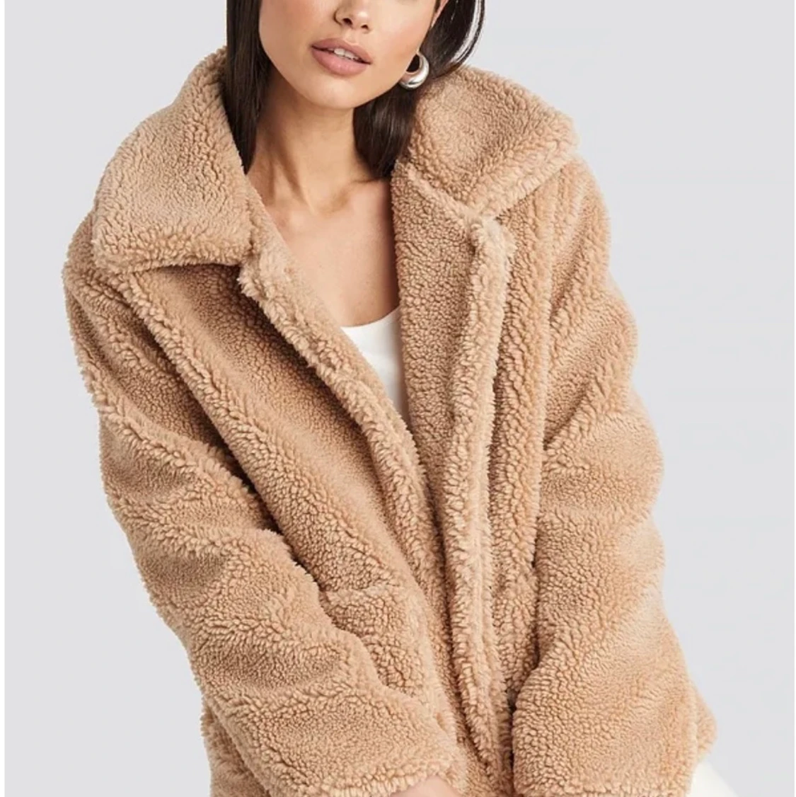 Beige teddyjacka i fuskpäls