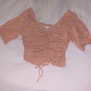 Sommar topp  - Helt ny blommig topp som aldrig är använd! Ny pris: 100kr 