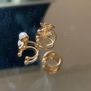 Guldiga earcuffs - 3st guldiga oanvända earcuffs som köptes i pack för 90kr (kommer ej ihåg var), säljer för 35kr 💛(ej äkta guld). Säljs i pack (kanske styck)!