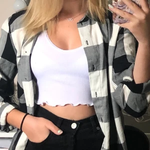 Crop top - Jätte fin crop top från Boohoo i stl 32. Säljer då den tyvärr blivit för liten. 