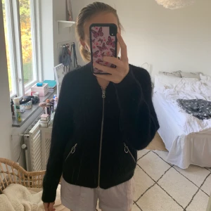 Så fin otherstories kofta - En favorit kofta från andotherstories! Som jag nu kollar intresset på då jag har för många liknande🌸i jättefint skick