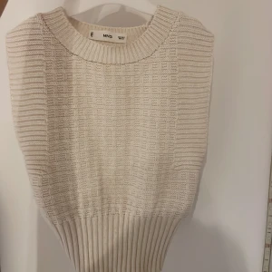 Stickad topp - Beige stickad topp med öppen rygg från mango. Endast använd en gång så den är i bra skick💛Storlek S! Säljer för 150kr + frakt💛💛