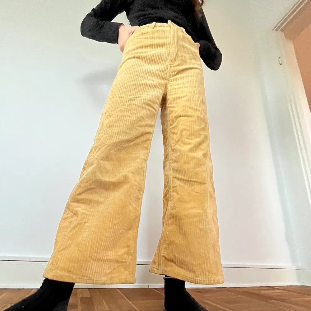 Jättecoola gula manchesterbyxor från weekday. Bra skick🌸. Jeans & Byxor.