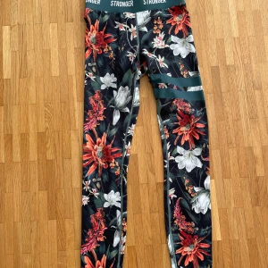 Stronger Tights  - Fina Stronger tights i storlek XS. Endast envärda några gånger, alltså i princip nya. Skriv privat för fler bilder. ✨