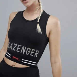 Ny Slazenger Sport Top Med Logga Strl 44 - Aldrig använd. Frakt med frimärken och direkt swish till mig 29kr, välj ej Köp Nu isåfall. Samfraktar för minsta möjliga frakt kostnad för dig. Kontakta mig angående detta